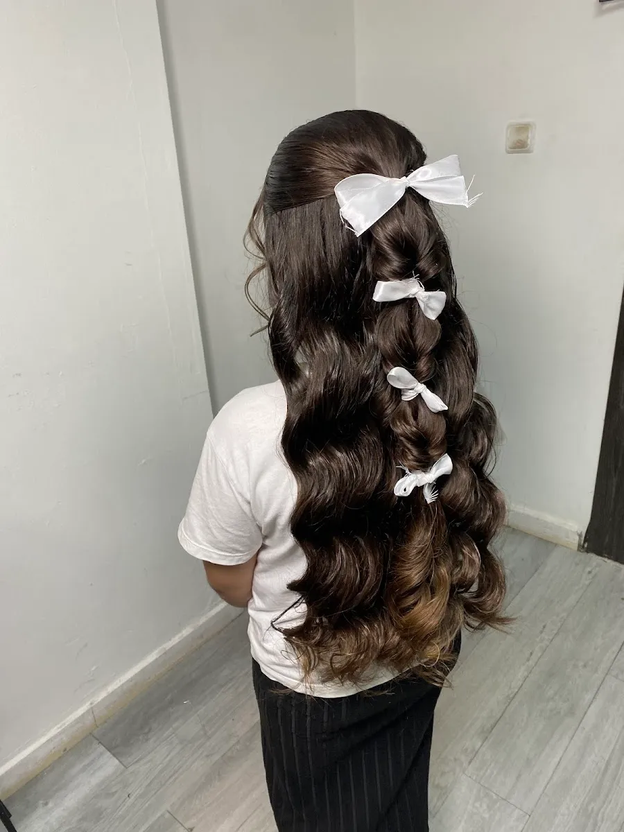 אוראל שאלתיאל מאפרת ומסרקת כלות וערב, תמונה 4
