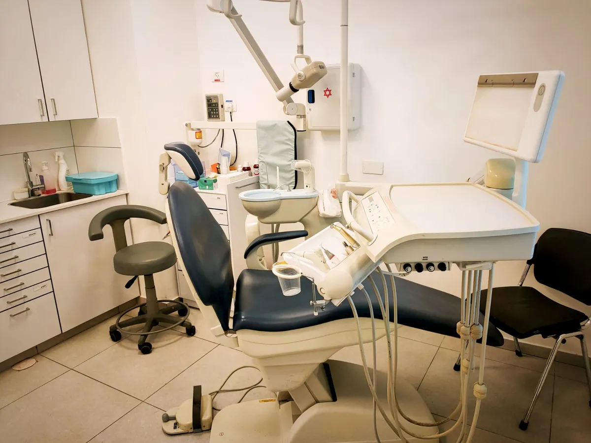 Dr Jérémy GOLD, chirurgien dentiste français à Jérusalem ד״ר ג׳רמי גולד יישור שיניים שקוף והשתלות שיניים בירושלים